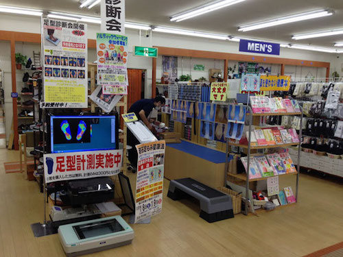 靴のやまごん：胎内国道店内観